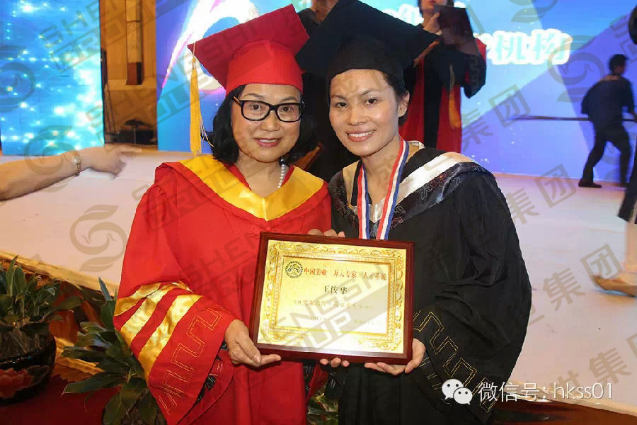 中國SPA協(xié)會永久名譽會長馮華博士與王俊華總裁合影。